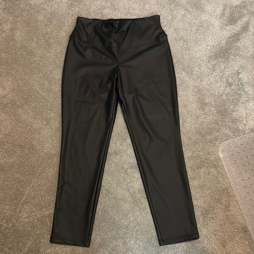 Pink Lily Black Leggings